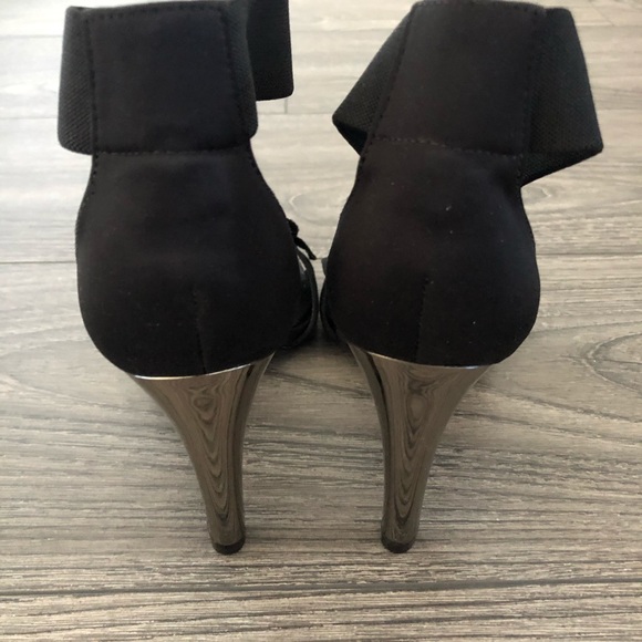 Tory Burch Ankle Strap Heel - Picture 4 of 6